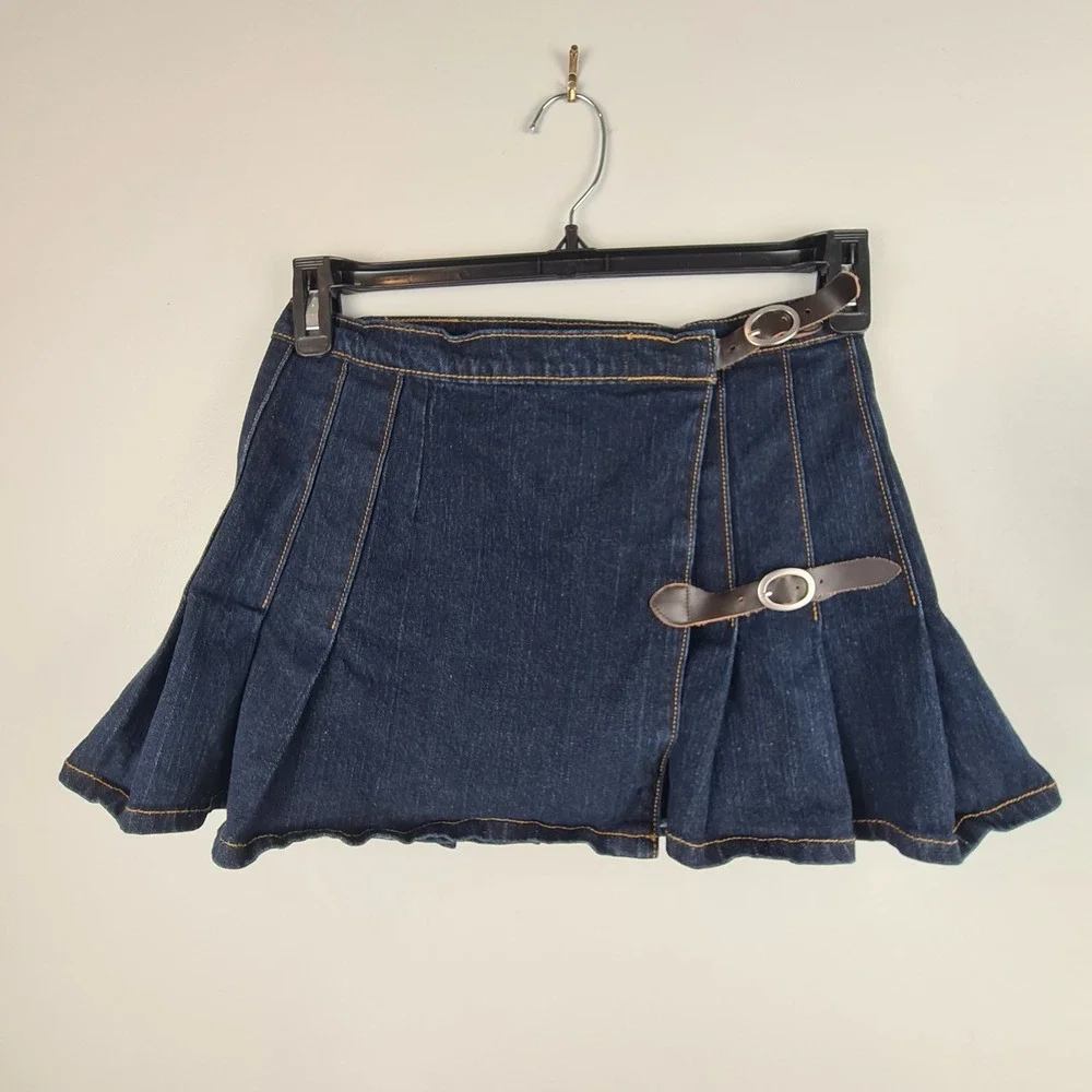 J Galt Y2K Mini Denim Skirt Pleated Small Goth Punk Leather Clasp Detail‎ School